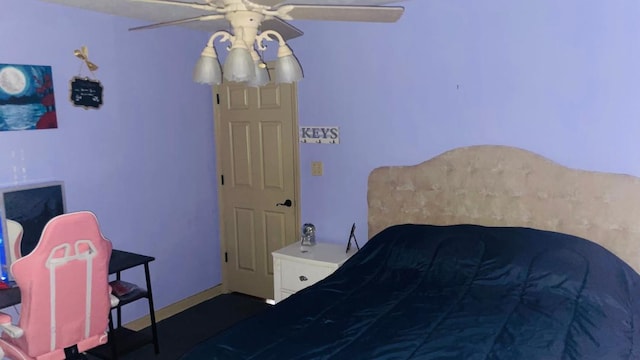 bedroom featuring ceiling fan