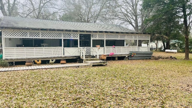 view of front of property featuring a front lawn