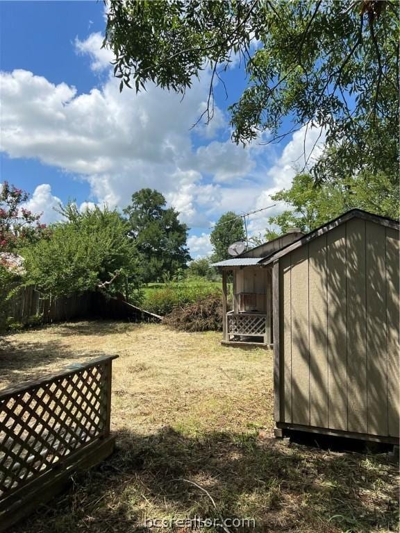 view of yard with a storage unit