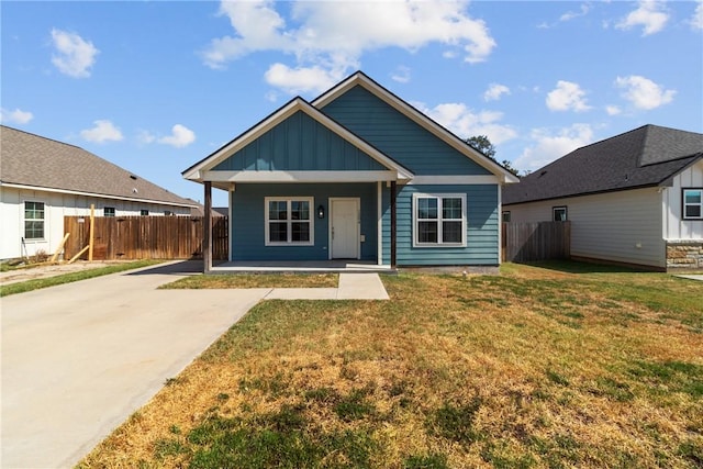 view of front of home featuring a front lawn and covered porch