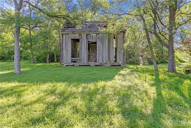 view of outdoor structure featuring a yard