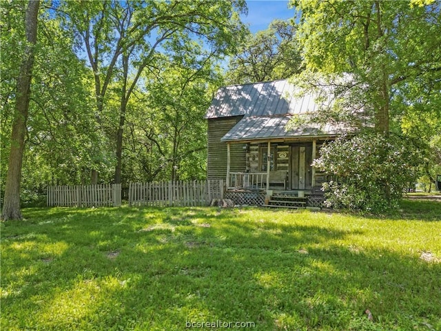 view of front facade with a front yard