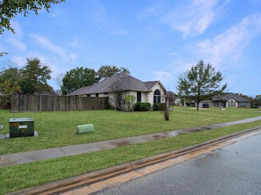 view of front of home featuring a front lawn