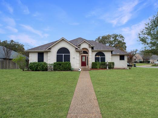 view of front of house featuring a front yard