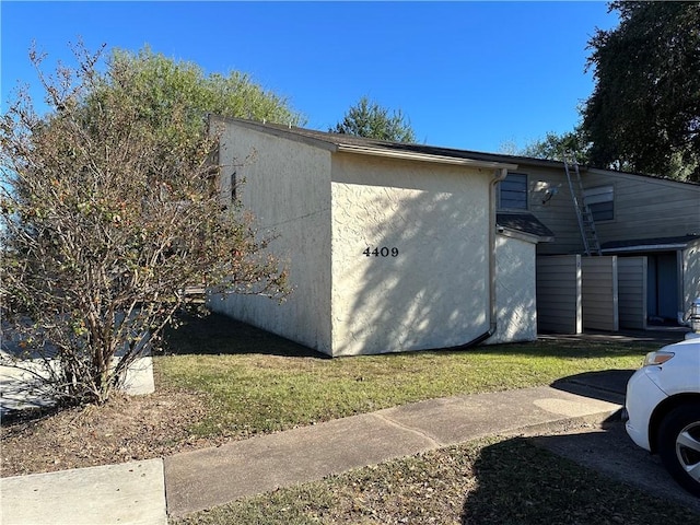 view of side of property featuring a lawn