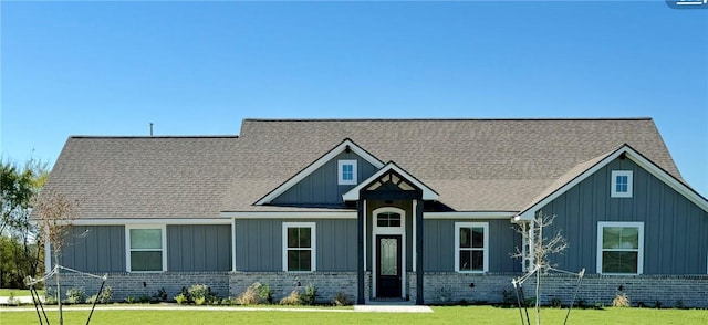 craftsman-style house featuring a front lawn