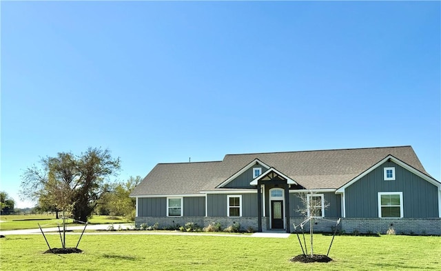 view of front facade featuring a front lawn