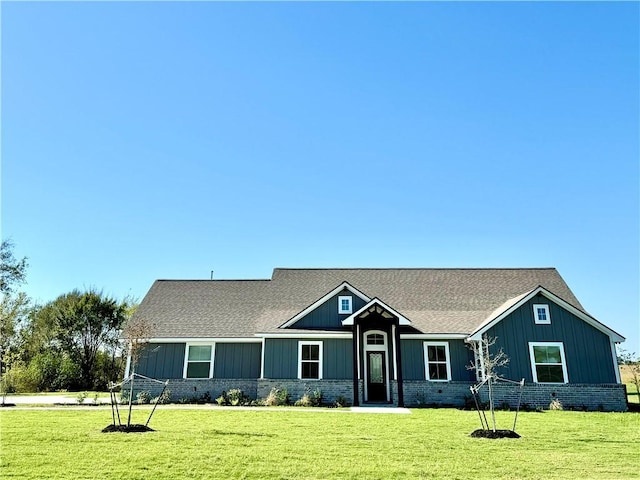 view of front facade with a front yard