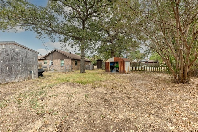 view of yard with a storage shed