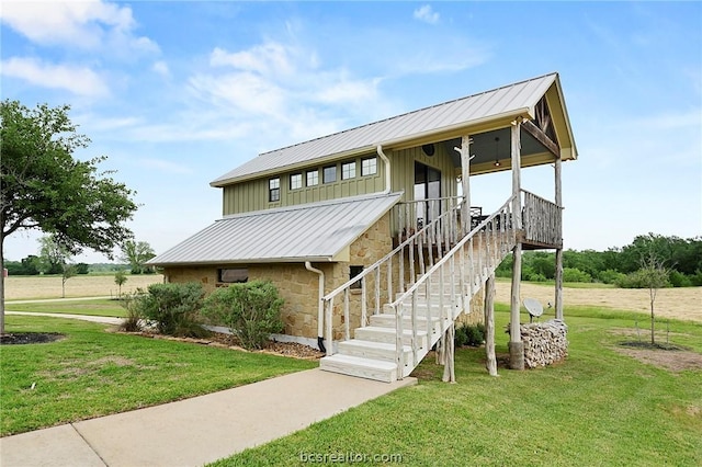 view of front facade with a front yard