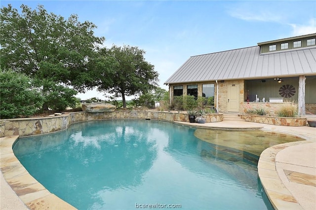 view of swimming pool