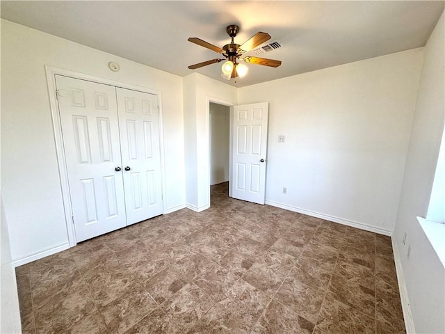 unfurnished bedroom featuring ceiling fan, a closet, visible vents, and baseboards