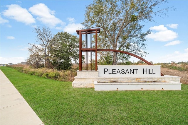 community sign with a lawn