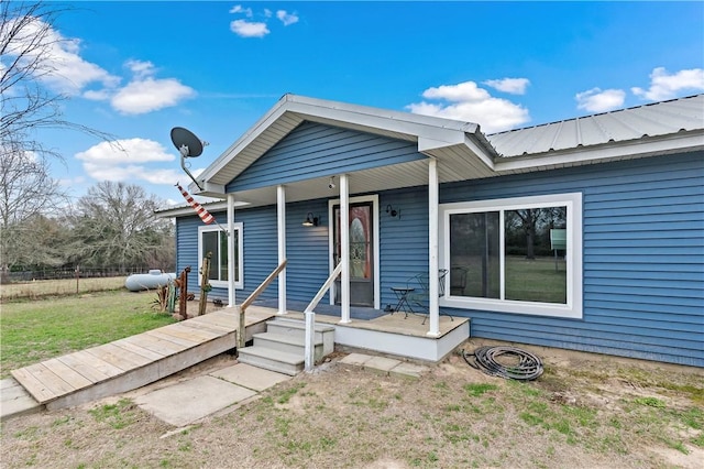 view of front facade featuring a porch and a front lawn