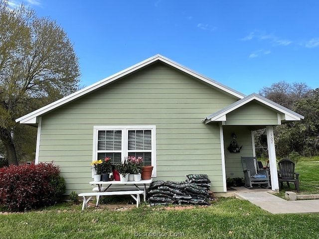 rear view of house featuring a lawn