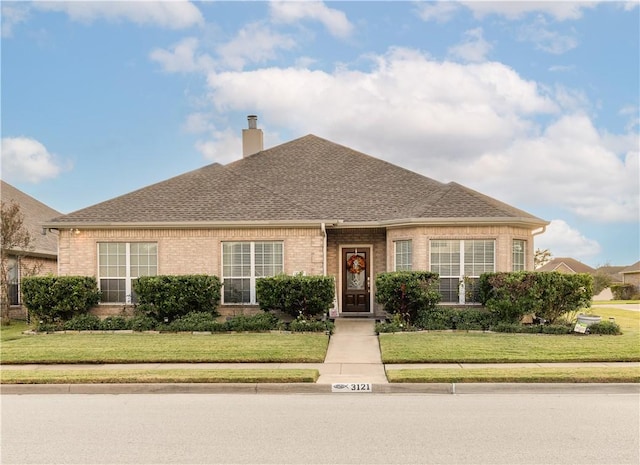 view of front facade with a front lawn