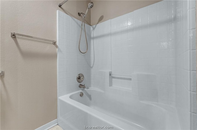 bathroom featuring tiled shower / bath combo