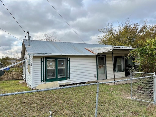 808 W Boundary St, Giddings, TX 78942 - bungalow featuring a front yard