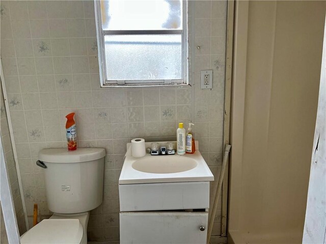 808 W Boundary St, Giddings, TX 78942 - bathroom featuring vanity, toilet, and tile walls