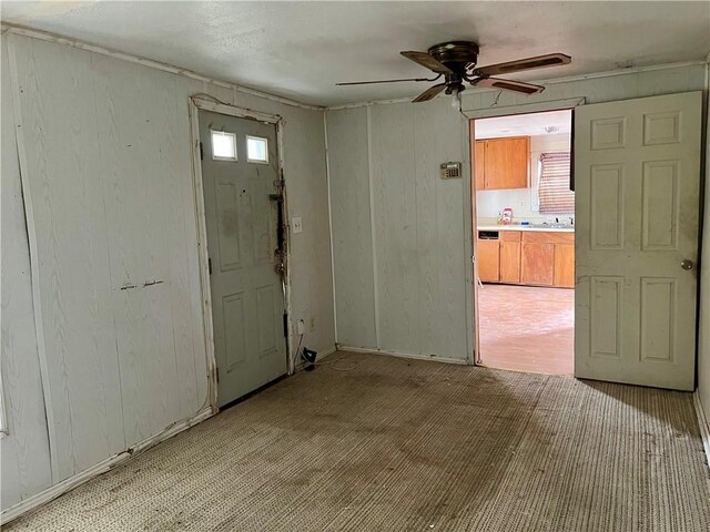 808 W Boundary St, Giddings, TX 78942 - foyer entrance with ceiling fan and sink