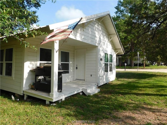 1117 Sycamore St, Navasota, TX 77868 - view of property exterior featuring a lawn