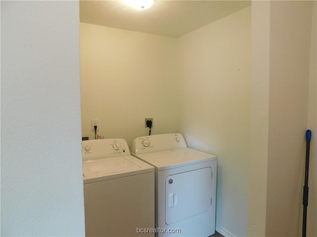 1117 Sycamore St, Navasota, TX 77868 - clothes washing area featuring washer and dryer