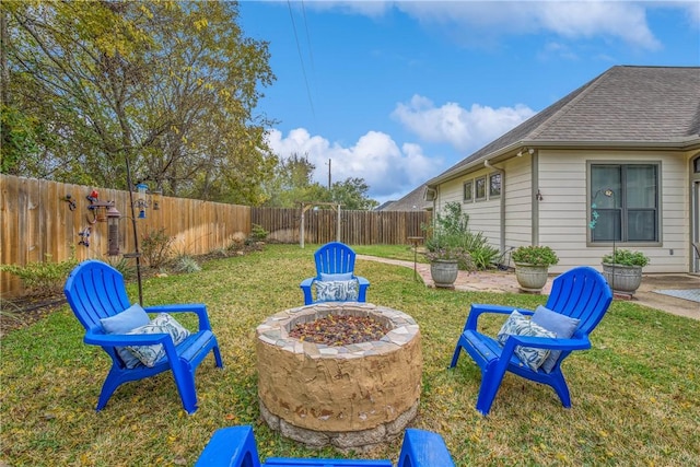 view of yard featuring a fire pit