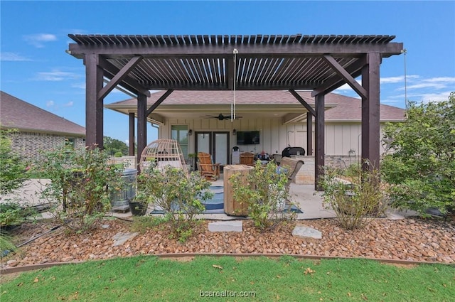 view of patio / terrace with a pergola and ceiling fan