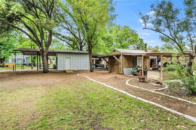 view of yard with an outbuilding