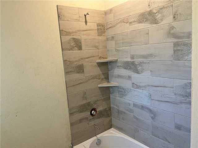 bathroom with tiled shower / bath