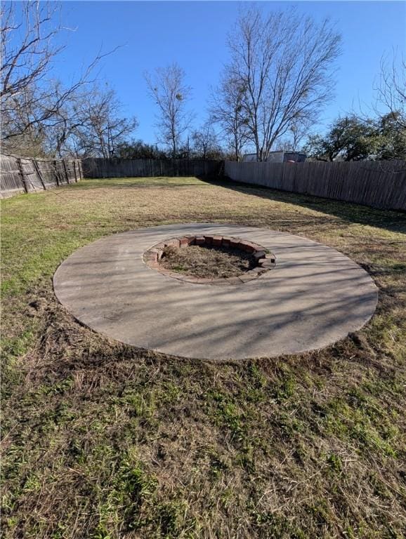 view of yard featuring a fire pit