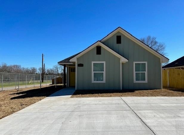 1207 N Houston Ave, Bryan, TX 77803 - view of front facade with board and batten siding