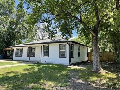 ranch-style home featuring a front yard