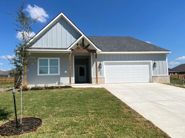 view of front of home featuring a garage and a front yard