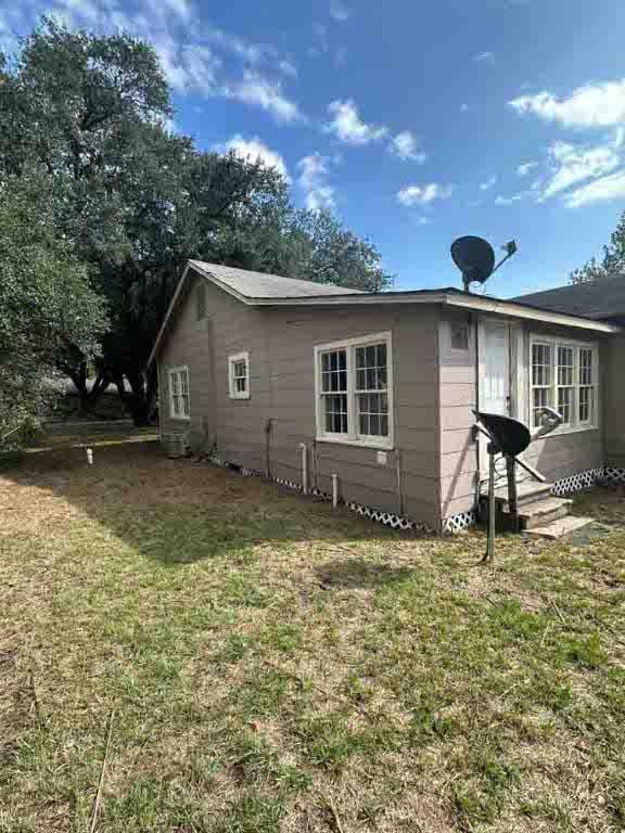 view of side of property featuring a lawn