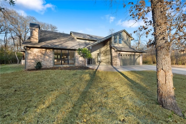 view of front facade featuring a garage and a front lawn