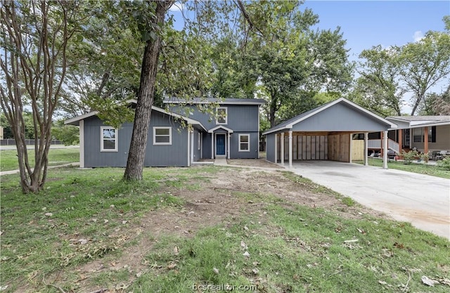 view of front of home featuring a front yard and a carport