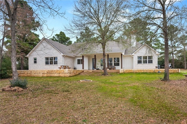 view of front of house featuring a front lawn