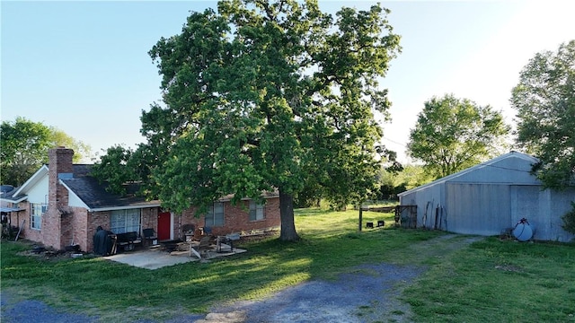 view of yard featuring driveway