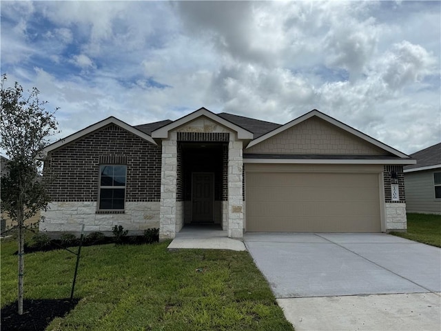 view of front of home featuring a front yard and a garage