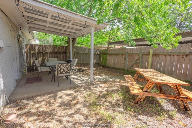 view of yard featuring a patio area