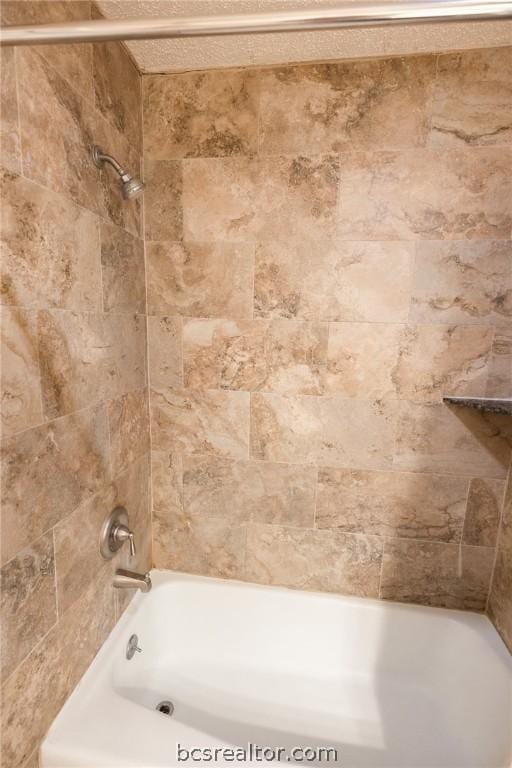 bathroom featuring tiled shower / bath