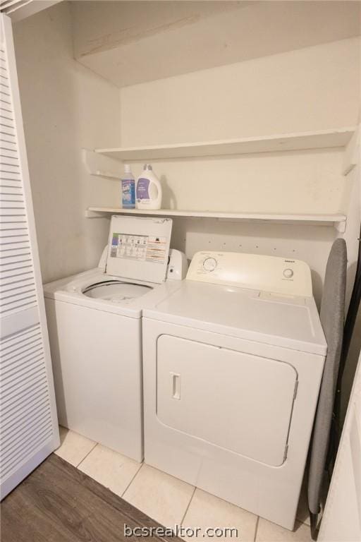 laundry area featuring tile patterned floors and washing machine and clothes dryer