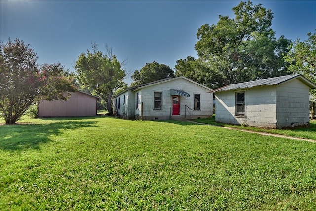 ranch-style home featuring a front lawn