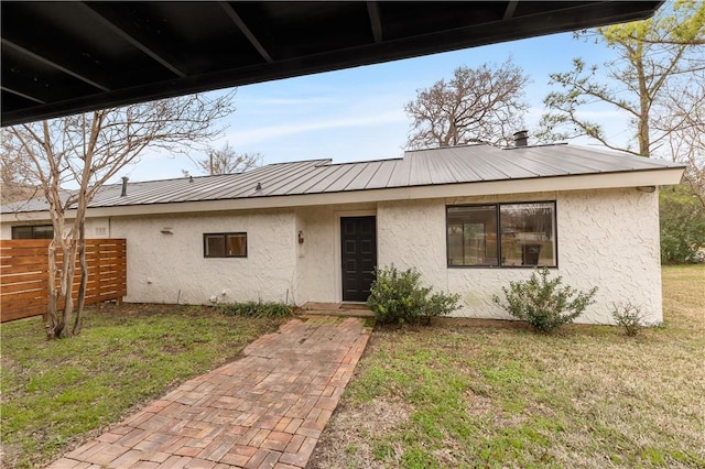 view of front of home featuring a front yard