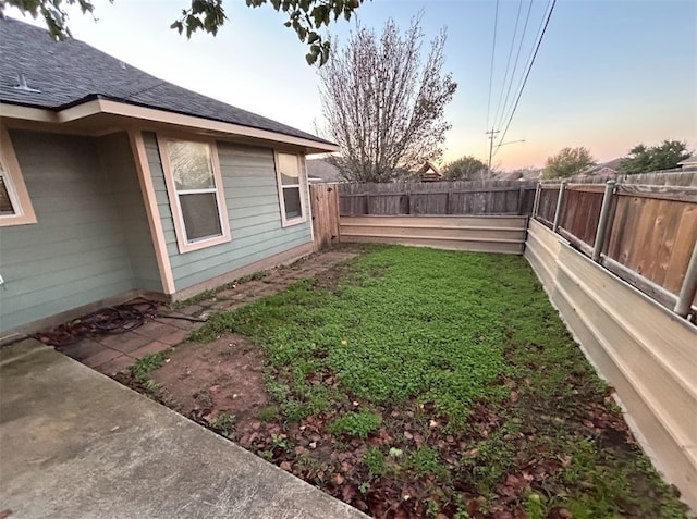 view of yard at dusk