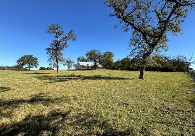 view of yard featuring a rural view