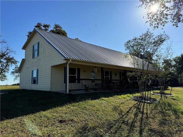 view of front of property featuring a porch and a front lawn