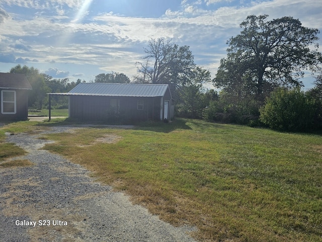 view of yard with an outbuilding