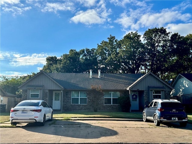 single story home featuring a front lawn